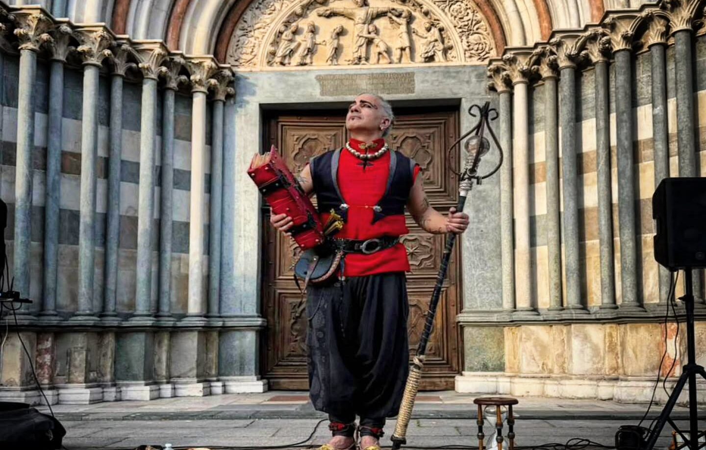 Snapinta.App_654453976_18582301594015237_2552343699918332323_n In piedi su un cornicione